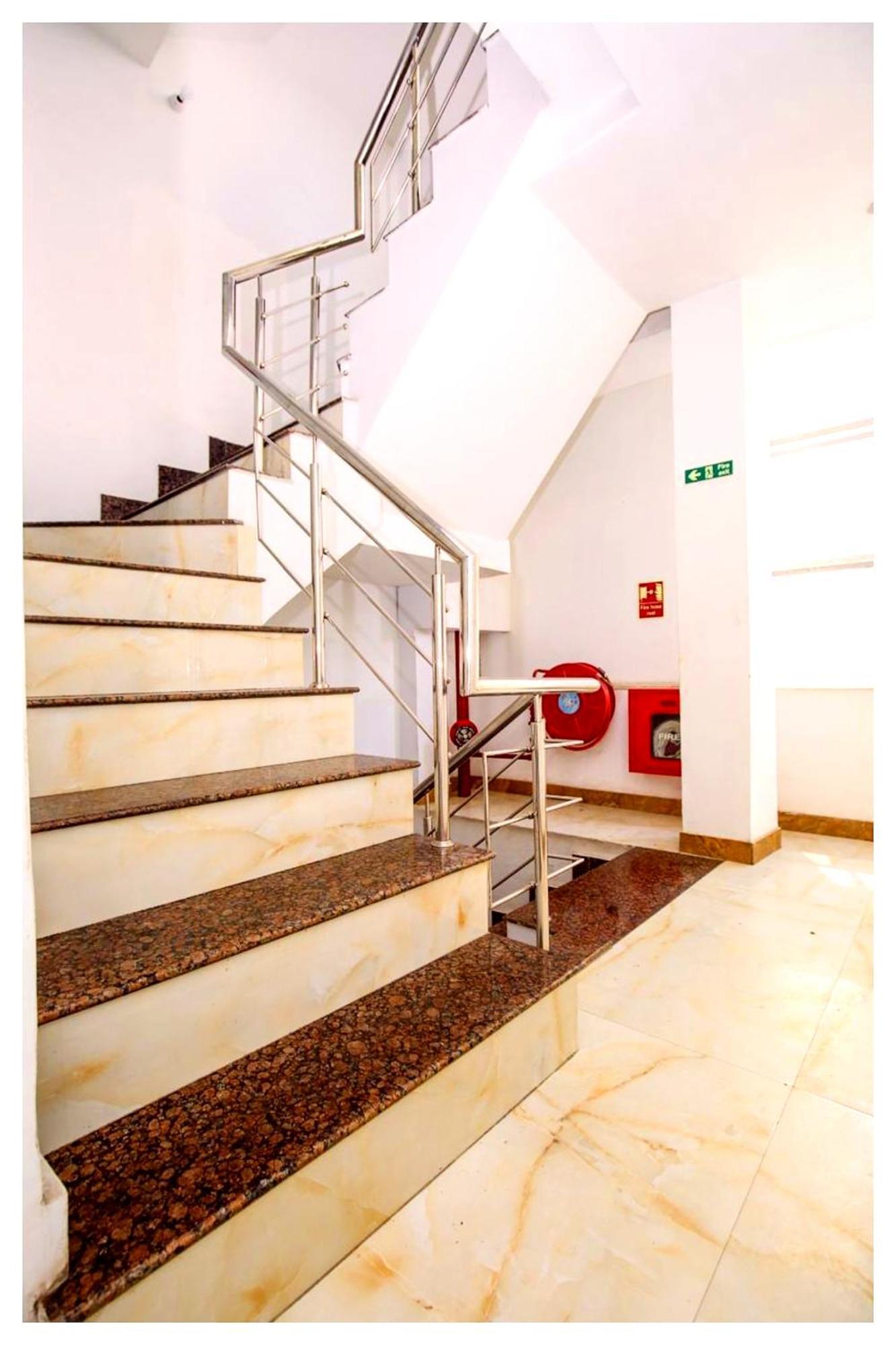 Hotel Premium Travellers # Inn Near Temple - Fully Air Conditioning Hotel - Hygiene And Spacious Room - A Top Rated Luxuary Hotel Merces Exterior photo